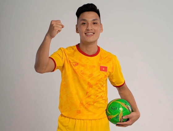 Thủ môn Hồ Văn Ý được người hâm mộ phong làm "người hùng" của futsal Việt Nam với liên tục các tình huống cứu thua trước Lebanon