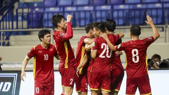Báo Malaysia: Đội nhà tơi tả, dự đoán tuyển Việt Nam đi tiếp ảnh 2