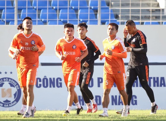 Đà Nẵng gặp nhiều khó khăn trong tập luyện khi chuẩn bị cho V-League quay trở lại. Ảnh: DNFC