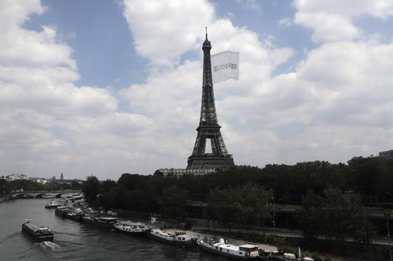 Một lá cờ có kích thước như SVĐ sẽ được kéo lên tháp Eiffel để chào đón Olympic Paris 2024. Ảnh: AP