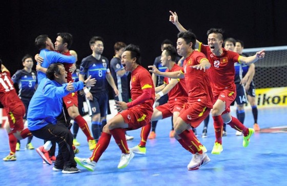 Niềm vui của các cầu thủ futsal Việt Nam sau khi giành vé tham dự Futsal World Cup 2016. Ảnh: ANH TRẦN