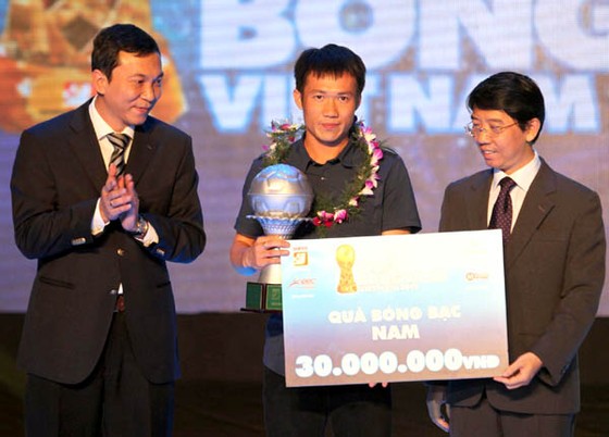 Lê Tấn Tài đoạt Quả bóng Bạc Việt Nam năm 2012. Ảnh: QUANG NHỰT