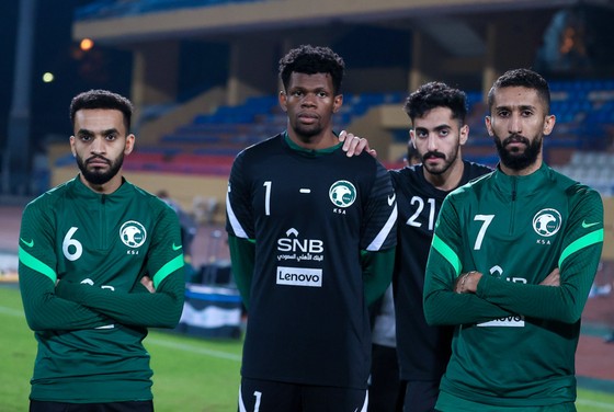 Hai thủ môn Mohammed Al Yami (số 1), Zaid Al-Bawardi (số 21) của Saudi Arabia. Ảnh: SAFF