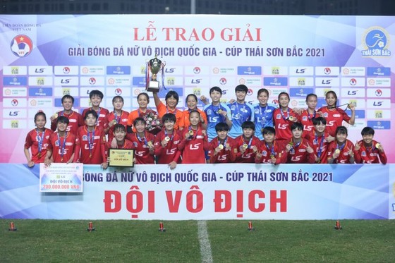 Cơn đau đầu 'dễ chịu' của bóng đá nữ Việt Nam ảnh 1