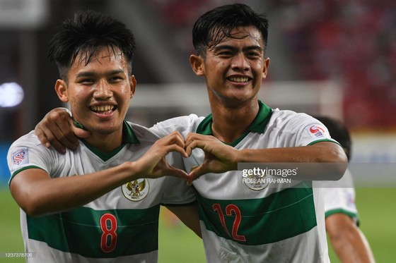 Singapore và Indonesia chia đều cơ hội vào chung kết AFF Cup ảnh 1