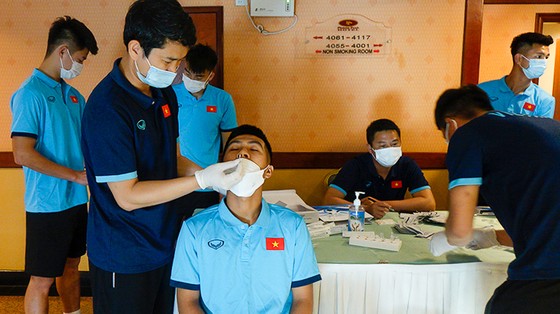 U23 Việt Nam phát hiện thêm 7 trường hợp dương tính Covid-19 sau khi xét nghiệm nhanh. Ảnh: ANH TRẦN