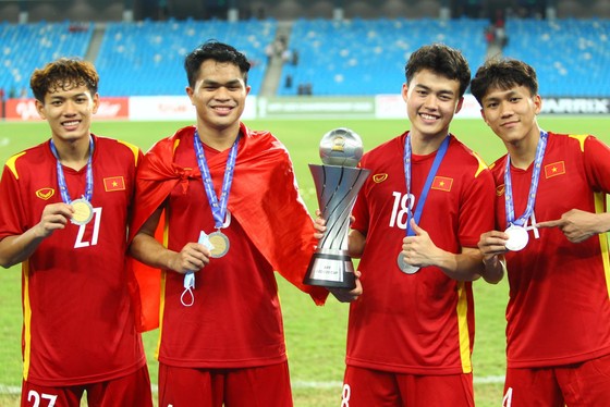 Xúc động khoảnh khắc nâng cao chức vô địch Đông Nam Á của U23 Việt Nam ảnh 2