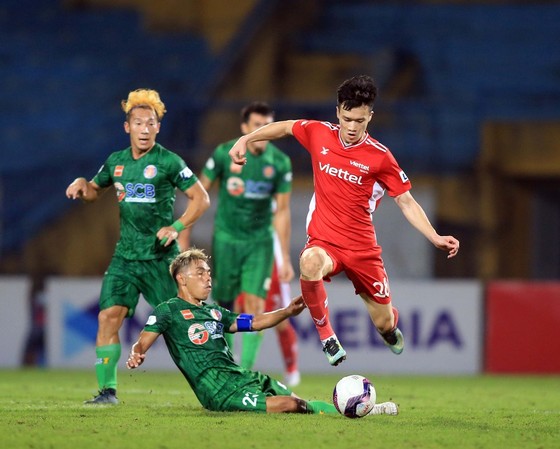 Cao Văn Triền (Sài Gòn FC) nỗ lực đoạt bóng trong trân của Hoàng Đức ở V-Leage 2021. Ảnh: ANH TRẦN