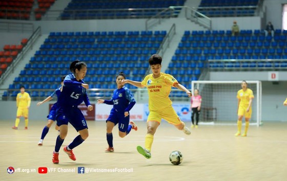 Futsal nữ Việt Nam đi Thái Lan tập huấn trước SEA Games 31 ảnh 1