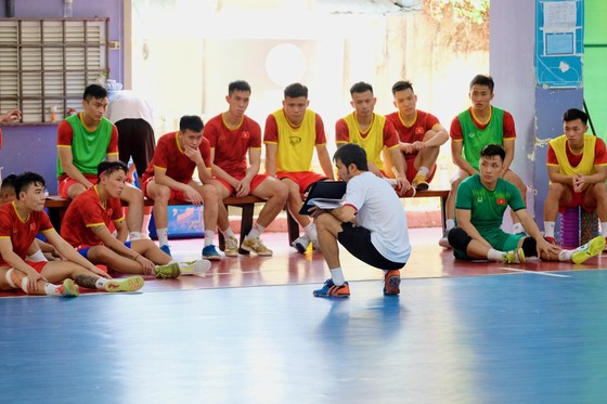 Đội tuyển nam futsal Việt Nam đang tập luyện ở nhà thi đấu Thái Sơn Nam (quận 8, TPHCM). ẢNH: HỮU THÀNH