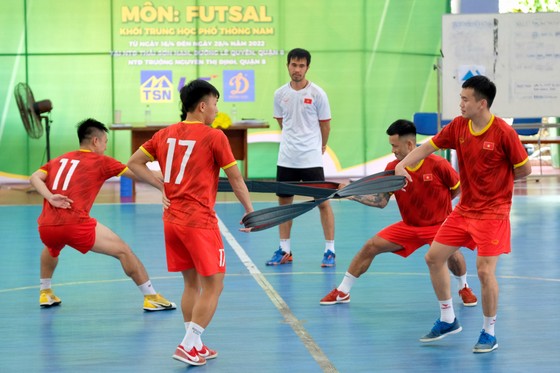 Đội tuyển nam futsal Việt Nam tập luyện bài bổ trợ về sức bền. ẢNH: HỮU THÀNH