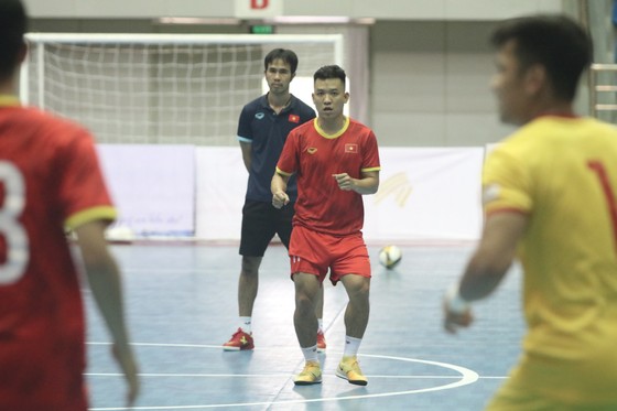 Quả bóng Vàng Hồ Văn Ý vượt ‘nghịch cảnh’, chờ trận ra mắt SEA Games ảnh 7