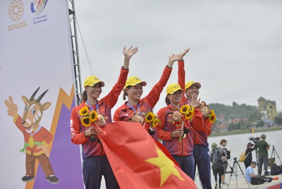 Các nữ tay chèo Rowing Việt Nam giành trọn bộ 4 tấm HC vàng sau 2 ngày thi đấu chung kết. ẢNH: DŨNG PHƯƠNG