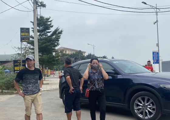 Nhóm CĐV đến từ Thanh Hóa gặp khó khăn khi kiếm tìm khách sạn ở gần sân Phú Thọ. ẢNH: HỮU THÀNH