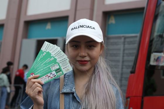 Một bạn nữ háo hức khi mua được vé xem đội tuyển Việt Nam thi đấu giao hữu ở TPHCM. ẢNH: HỮU THÀNH