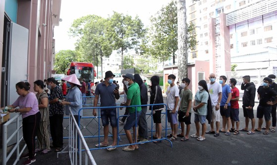 Người hâm mộ TPHCM háo hức đi mua vé xem tuyển Việt Nam thi đấu ảnh 1