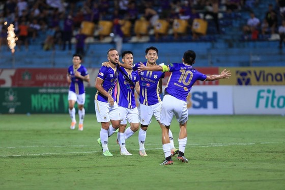 Hà Nội FC bám sát đội đầu bảng Hải Phòng. ẢNH: MINH HOÀNG 