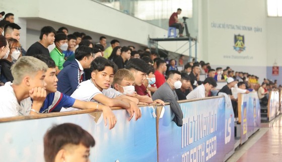 Nhà thi đấu Thái Sơn Nam đón đông đảo khán giả đến theo dõi môn futsal thuộc Đại hội TDTT TPHCM 2022. ẢNH: ANH TRẦN