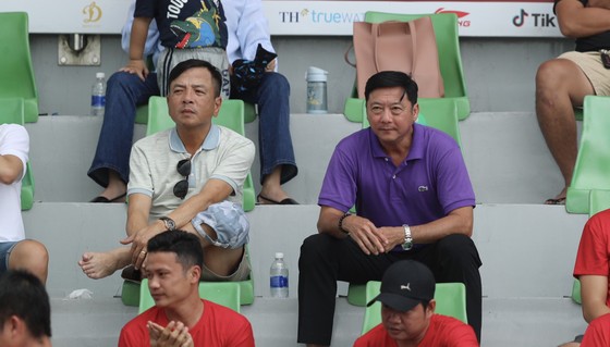 Danh thủ Lê Huỳnh Đức đi theo dõi bóng đá phong trào TPHCM. ẢNH: DŨNG PHƯƠNG
