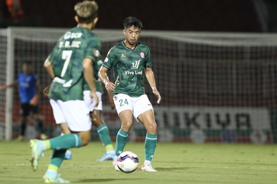 Lee Nguyễn chơi trọn 90 phút ở trận derby TPHCM. ẢNH: DŨNG PHƯƠNG