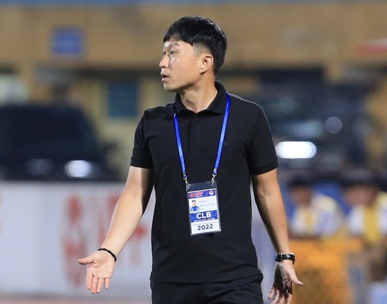HLV Chun Jae-ho thể hiện sự thất vọng sau thất bại của Hà Nội FC. ẢNH: MINH HOÀNG