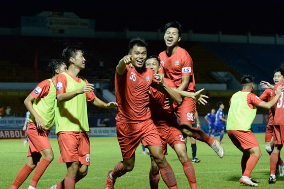 Niềm vui của các cầu thủ Bình Phước khi thắng trận "chung kết ngược". ẢNH: ANH TRẦN