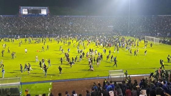 Hàng nghìn CĐV Arema tràn xuống sân sau thất bại của đội nhà