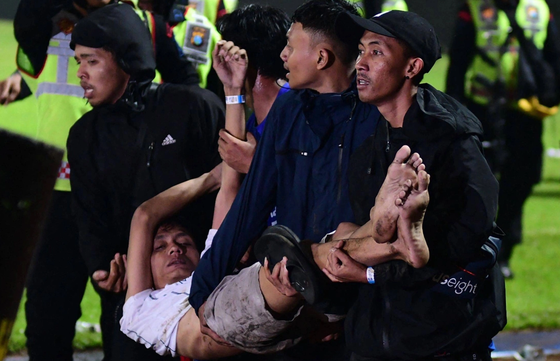 Ít nhất 129 người thiệt mạng trong vụ bạo loạn trên sân bóng ở Đông Java, Indonesia