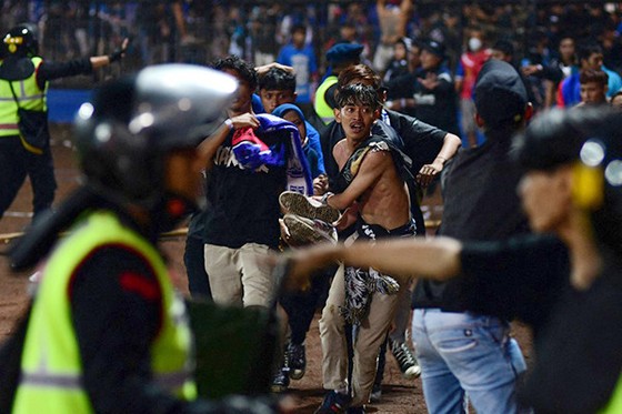 Bạo loạn bóng đá ở Indonesia đã cướp đi sinh mạng 125 người. ẢNH: AFP