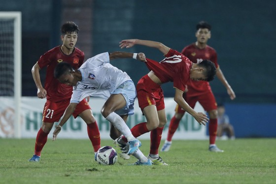 Ra quân thuận lợi, U17 Việt Nam dẫn đầu bảng F ảnh 1