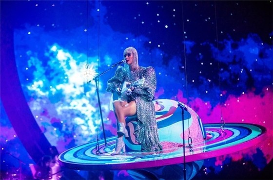 Sau Rihanna, Katy Perry diện thiết kế của Công Trí trong tour diễn thế giới ảnh 1