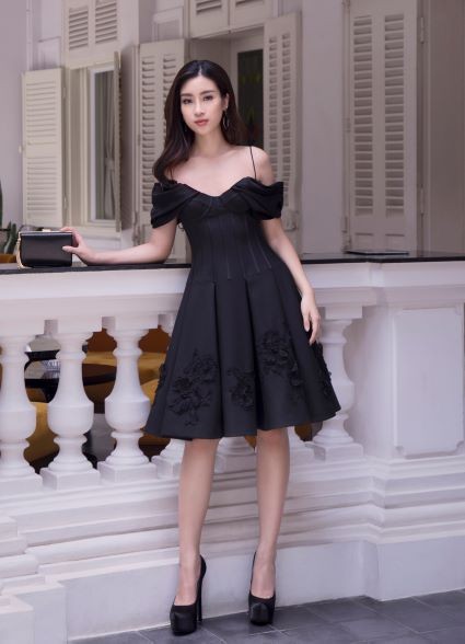 Sau khi trao lại vương miện, Hoa hậu Đỗ Mỹ Linh xuất hiện tươi tắn và rạng ngời ảnh 9