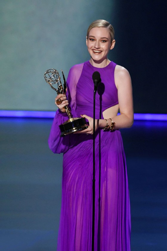 Julia Garner mặc đầm của nhà thiết kế Việt nhận giải thưởng Emmy 2019 ảnh 2