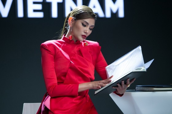 Siêu mẫu Võ Hoàng Yến chính thức trở thành host của Vietnam’s Next Top Model 2019 ảnh 1