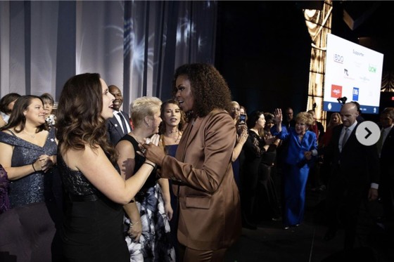 Cựu đệ nhất Phu nhân Mỹ Michelle Obama mặc trang phục thiết kế của Công Trí ảnh 2