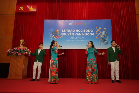 Học bổng Nguyễn Văn Hưởng lần thứ 24: Chắp cánh những giấc mơ blouse trắng ảnh 1