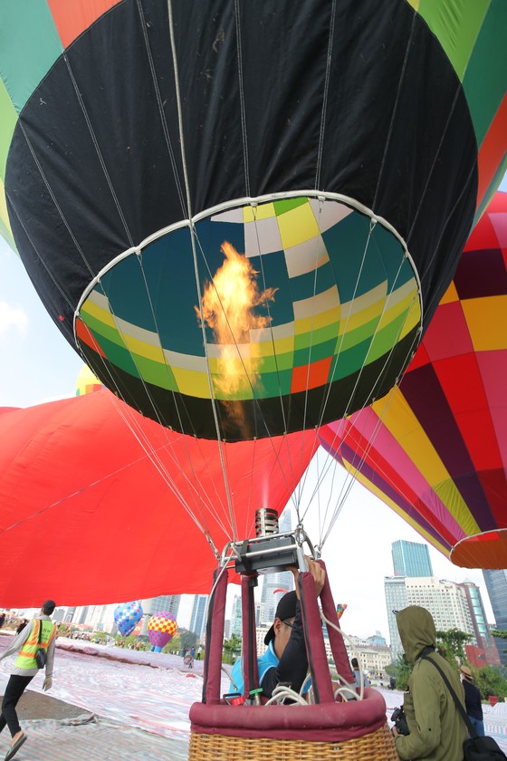 TPHCM: Khinh khí cầu kéo đại kỳ mừng ngày Quốc khánh 2-9 ảnh 4