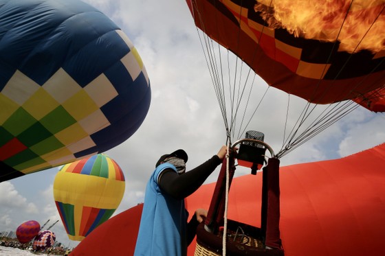 TPHCM: Khinh khí cầu kéo đại kỳ mừng ngày Quốc khánh 2-9 ảnh 2