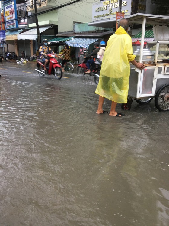 Triều cường tràn ngập nhiều tuyến đường ở Cần Thơ ảnh 1