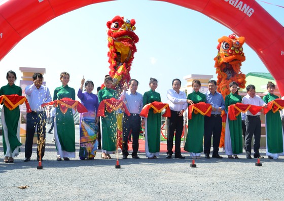 Khánh thành nhà máy điện mặt trời đầu tiên tại Hậu Giang ảnh 1