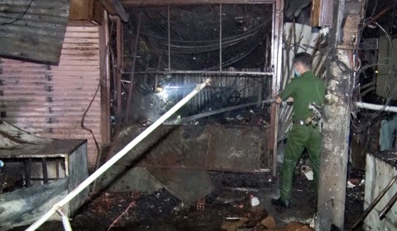 Hậu Giang: Hàng chục ki ốt, sạp quần áo ở chợ thị xã Long Mỹ bị cháy rụi rụi ảnh 2