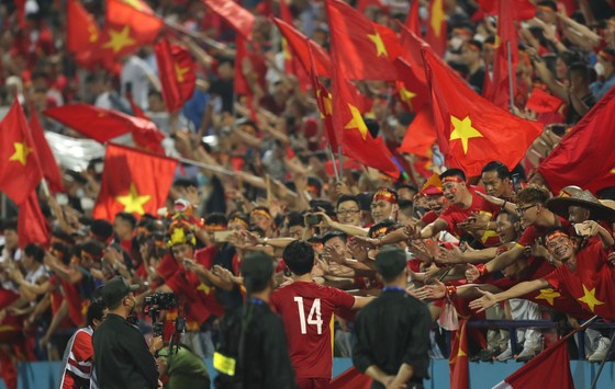 Người hâm mộ đổ ra đường ăn mừng U23 Việt Nam bảo vệ thành công Huy chương vàng ảnh 3