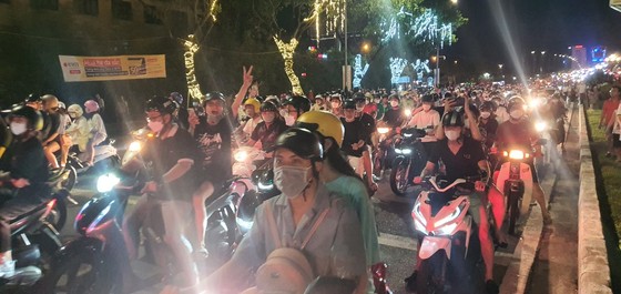 Người hâm mộ đổ ra đường ăn mừng U23 Việt Nam bảo vệ thành công Huy chương vàng ảnh 6