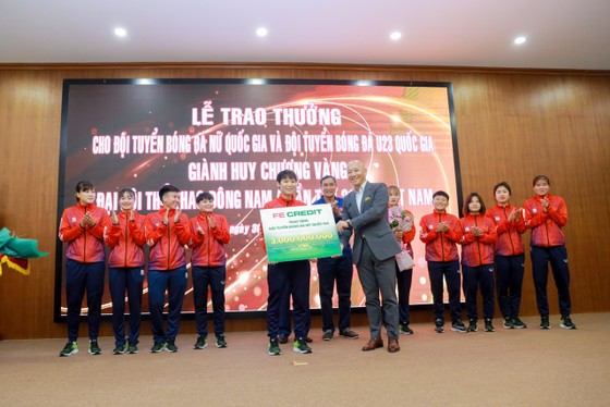FE CREDIT trao 3 tỷ đồng cho Đội tuyển bóng đá nữ Quốc gia Việt Nam ảnh 1