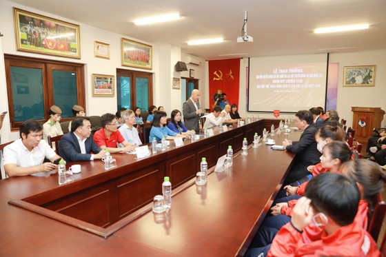 FE CREDIT trao 3 tỷ đồng cho Đội tuyển bóng đá nữ Quốc gia Việt Nam ảnh 2