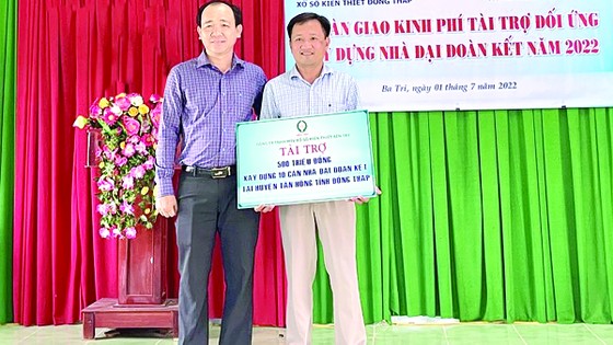 Công ty TNHH MTV XSKT Đồng Tháp và Công ty TNHH MTV XSKT Bến Tre bàn giao kinh phí tài trợ đối ứng xây dựng Nhà Đại đoàn kết năm 2022 ảnh 2