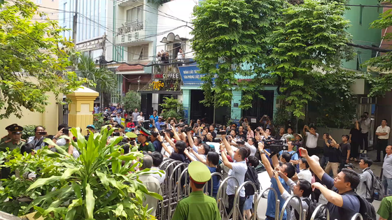 Tòa trả hồ sơ, bị cáo Nguyễn Hữu Linh khó khăn rời khỏi phiên tòa ảnh 1
