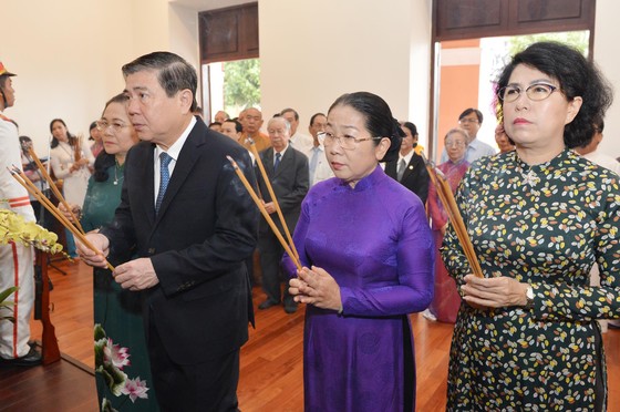 Lãnh đạo TPHCM dâng hương tưởng niệm Chủ tịch Hồ Chí Minh, Chủ tịch Tôn Đức Thắng ảnh 1
