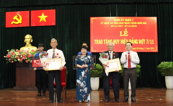 Trao Huy hiệu Đảng dịp kỷ niệm Cách mạng tháng Mười Nga ảnh 2