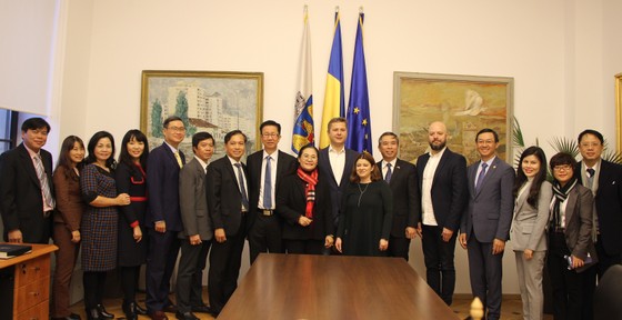 Đoàn đại biểu cấp cao HĐND TPHCM thăm và làm việc tại Romania ảnh 2